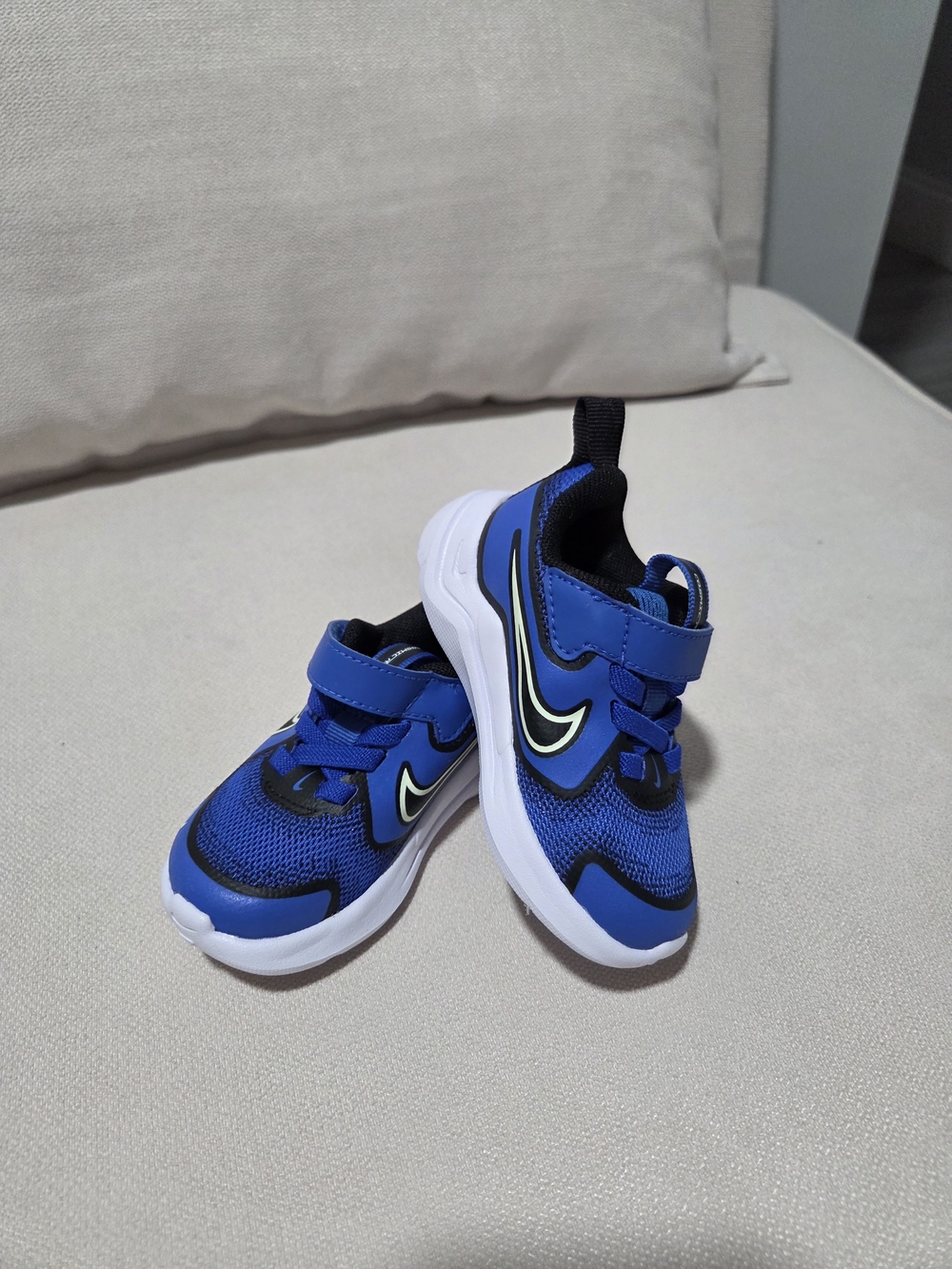 NWOT NIKE Blue Kids Athletic Sneakers with Hook-and-Loop Strap 5c